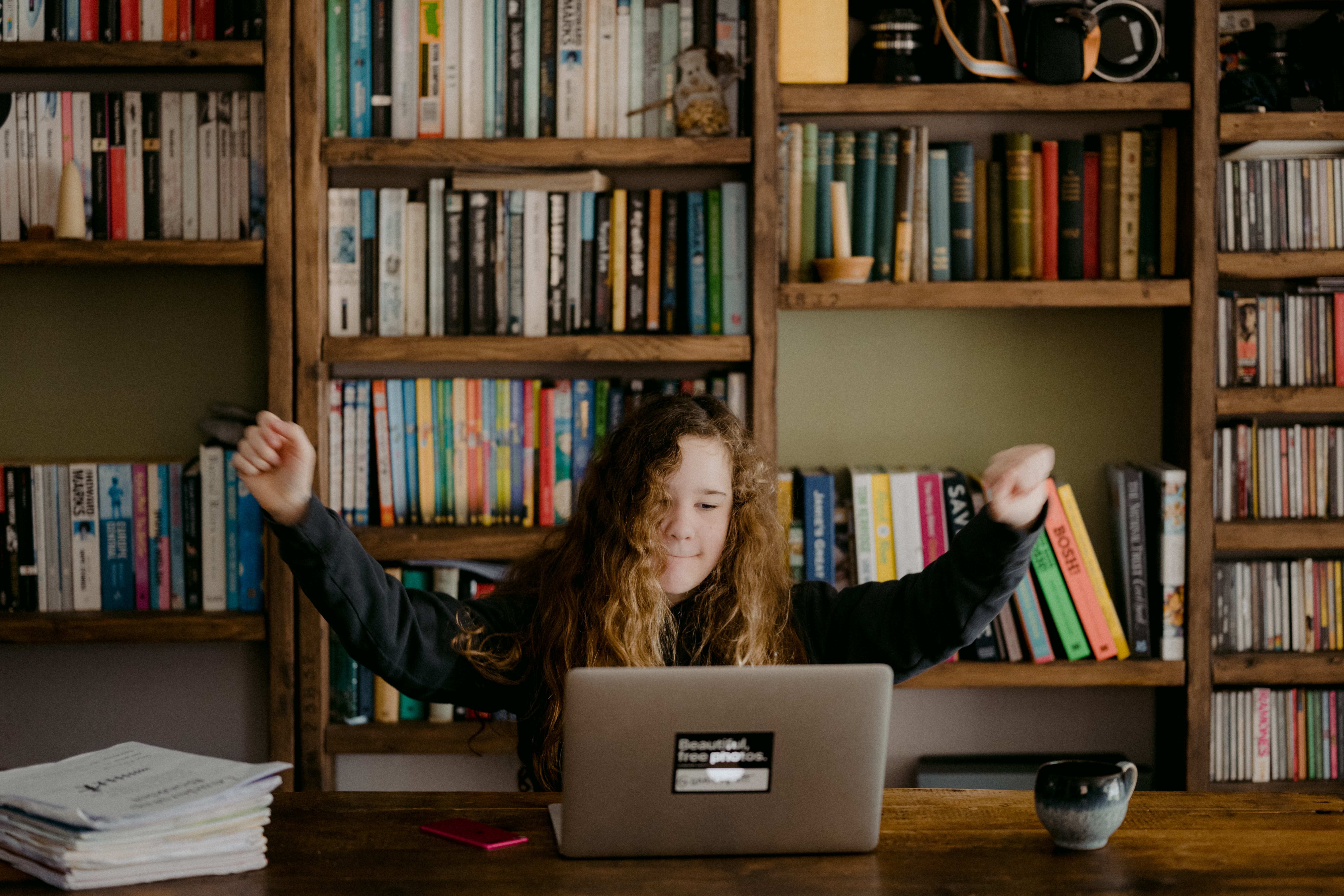 bimba mora che esulta davanti al pc_casa