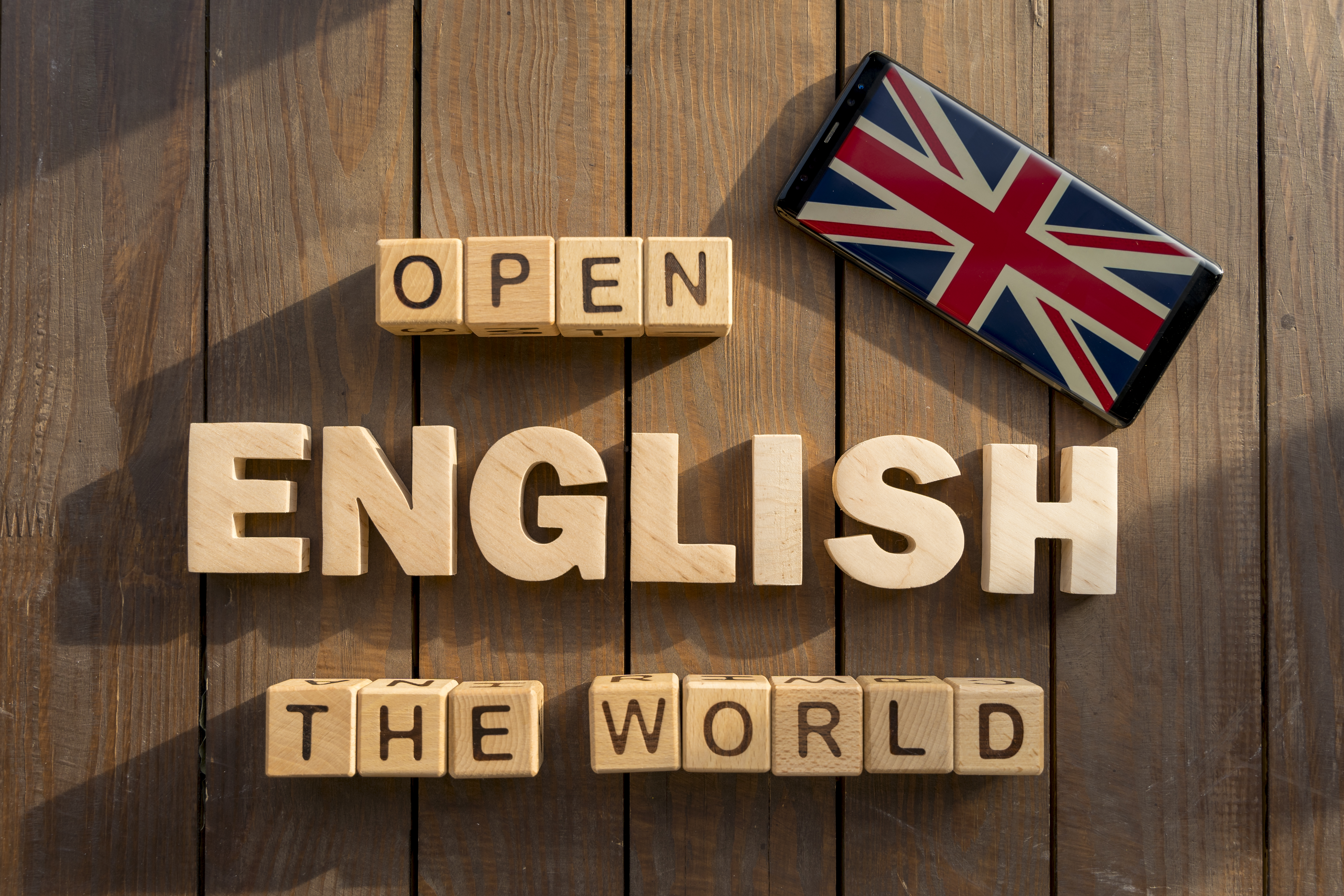 Immagine con scritto English open the world