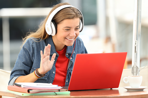 Ragazza che studia al computer